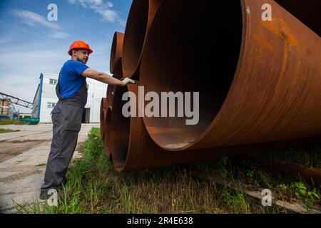 Podolsk, provincia di Mosca - 02 agosto 2021: Deposito tubi. Quantità di provette di controllo dell'operatore. Foto Stock