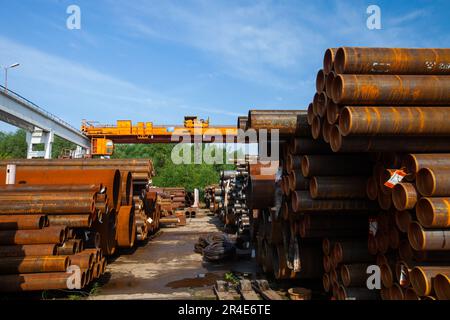 Tubi in acciaio e magazzini all'aperto. Carroponte sollevato Foto Stock