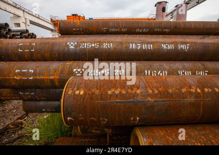 Tubi in acciaio arrugginito magazzino esterno Foto Stock