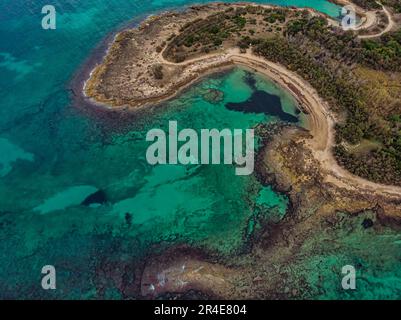 Zenith vista del mare intorno a Torre Guaceto in Puglia, Italia. Lo shot esalta gli strati della morfologia del terreno e i colori dell'Europa Foto Stock