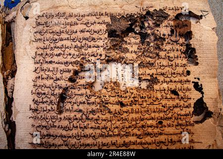 Termiti e tempeste di sabbia hanno preso un tributo sui manoscritti. La maggior parte sono stati bloccati in tronchi o tenuti su scaffali polverosi per secoli. Timbuktu, Mali. Foto Stock