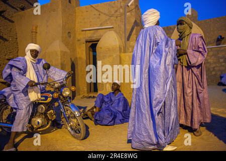 MaliI, Timbuktu, Tuaregs di fronte alla moschea di Sankore a Timbuktu, Mali, Africa occidentale. Foto Stock