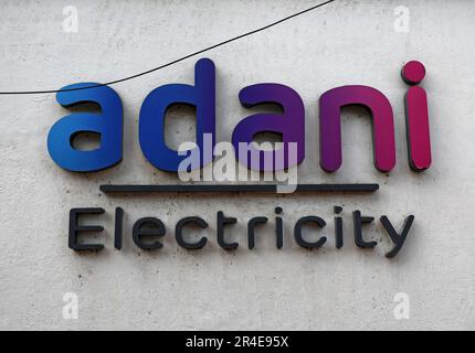 Logo elettrico Adani visto sul muro di Mumbai. Adani Power and Energy è una delle più grandi società di distribuzione di energia in India, che fa parte del gruppo di società Adani. Foto Stock