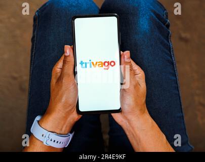 In questa illustrazione, il logo Trivago viene visualizzato sullo schermo dello smartphone. Foto Stock