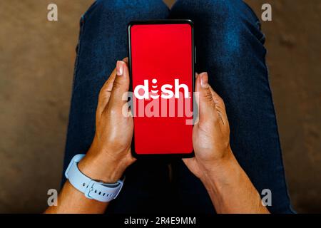 In questa immagine, il logo Dish Network Corporation viene visualizzato sullo schermo dello smartphone. Foto Stock