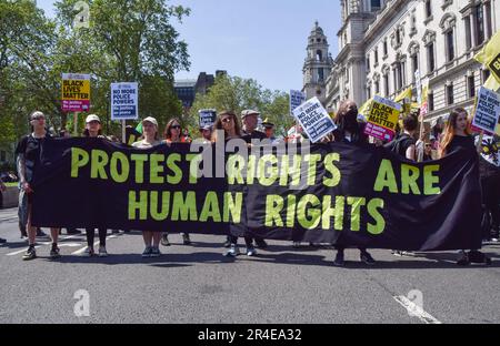 Londra, Regno Unito. 27th maggio, 2023. I manifestanti marciano con una bandiera che recita "i diritti di protesta sono diritti umani” durante la manifestazione in Piazza del Parlamento. Diversi gruppi attivisti si sono riuniti a Westminster per protestare contro il disegno di legge sull'ordine pubblico, che limita le proteste. Credit: SOPA Images Limited/Alamy Live News Foto Stock