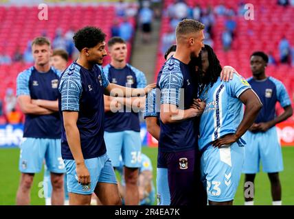 I giocatori di Coventry City console Fankaty Dabo alla fine della finale del Campionato Sky Bet al Wembley Stadium, Londra. Data immagine: Sabato 27 maggio 2023. Foto Stock