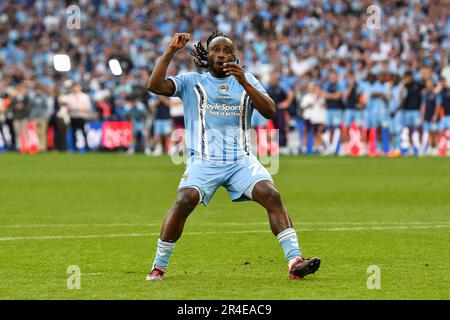 Fankaty Dabo di Coventry City reagisce dopo aver perso la penalità durante la finale di gioco del Campionato Sky Bet tra Coventry City e Luton Town allo Stadio di Wembley, Londra, sabato 27th maggio 2023. (Foto: Ivan Yordanov | NOTIZIE MI) Credit: NOTIZIE MI & Sport /Alamy Live News Foto Stock