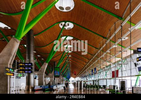 Terminal 4 Madrid-Barajas. Aeroporto Adolfo Suárez Madrid-Barajas. L'aeroporto Adolfo Suárez Madrid–Barajas, comunemente noto come aeroporto Madrid–Barajas, è il Foto Stock