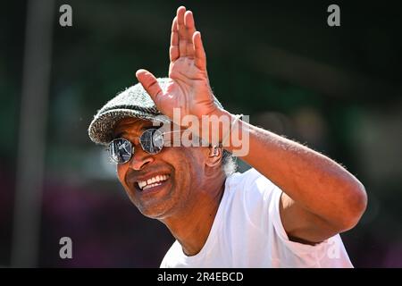 Parigi, Francia, Francia. 27th maggio, 2023. Il cantante francese e l'ex tennista Yannick NOAH si esibisce sul palco durante un concerto al Roland-Garros 2023, French Open 2023, torneo di tennis Grand Slam presso lo stadio Roland-Garros il 27 maggio 2023 a Parigi, Francia. (Credit Image: © Matthieu Mirville/ZUMA Press Wire) SOLO PER USO EDITORIALE! Non per USO commerciale! Foto Stock