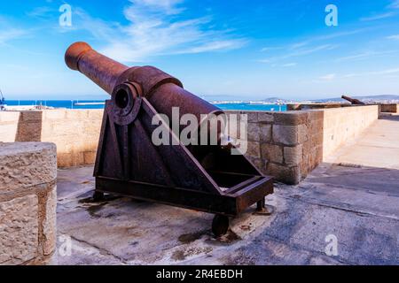 Cannone storico per difendere la città Melilla. Primo recinto fortificato della cittadella spagnola Melilla la Vieja, a Melilla. Melilla, Ciudad Autónoma Foto Stock