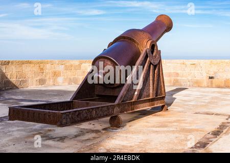 Cannone storico per difendere la città Melilla. Primo recinto fortificato della cittadella spagnola Melilla la Vieja, a Melilla. Melilla, Ciudad Autónoma Foto Stock