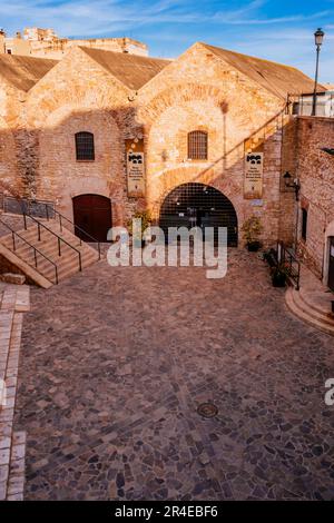 Piazza delle cisterne - Plaza de los Aljibes e la facciata del Museo Etnografico delle culture Amazzigh, zingara e sefardica. Melilla, Ciudad Autónoma de Mel Foto Stock