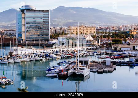 Vista panoramica sul porto. Melilla, Ciudad Autónoma de Melilla, Spagna, África, UE. Foto Stock