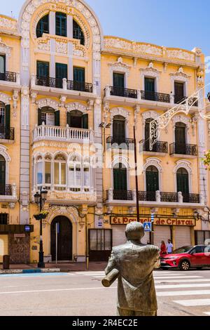 L'architetto Enrique Nieto di fronte a uno dei suoi edifici più belli, David J. Melul casa. Monumento all'architetto Enrique Nieto y Nieto, sc Foto Stock