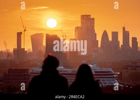 Londra, Regno Unito. 27th maggio, 2023. UK Weather: Tramonto drammatico visto dalla cima di Greenwich Park come la città raggiunge il picco vicino alle 20C:00 durante un fine settimana mini-onda di calore. Credit: Guy Corbishley/Alamy Live News Foto Stock