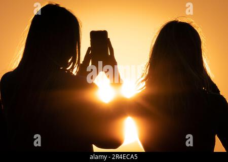 Londra, Regno Unito. 27th maggio, 2023. UK Weather: Tramonto drammatico visto dalla cima di Greenwich Park come la città raggiunge il picco vicino alle 20C:00 durante un fine settimana mini-onda di calore. Credit: Guy Corbishley/Alamy Live News Foto Stock