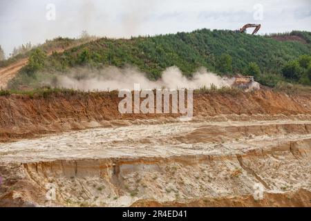 Chulkovo, provincia di Mosca - 20 luglio 2021: Autocarro Volvo spostare terreno. Foto Stock