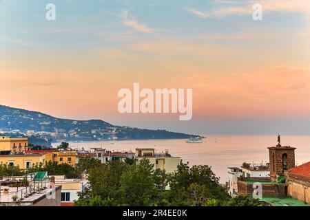 Vista sulla Costiera Amalfitana e sul paese di Meta. Stazione balneare. Foto Stock