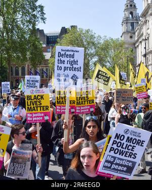 Londra, Regno Unito. 27th maggio, 2023. I manifestanti marciano con Black Lives Matter e cartelli per i diritti di protesta durante la manifestazione in Piazza del Parlamento. Diversi gruppi attivisti si sono riuniti a Westminster per protestare contro il disegno di legge sull'ordine pubblico, che limita le proteste. (Foto di Vuk Valcic/SOPA Images/Sipa USA) Credit: Sipa USA/Alamy Live News Foto Stock