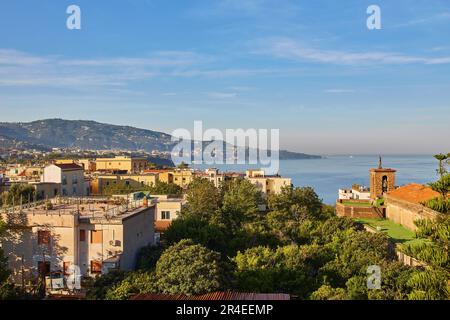 Vista sulla Costiera Amalfitana e sul paese di Meta. Stazione balneare. Foto Stock