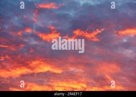 Bel cielo con spettacolari nuvole rosse arancioni al tramonto. Sfondo astratto con spazio di copia Foto Stock