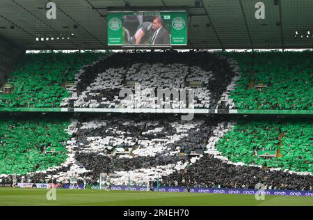 Glasgow, Regno Unito. 27th maggio, 2023. Vecchi e nuovi manager il Celtic Manager Ange Postecoglou ha catturato sul monitor con una mostra di Jock Stein durante la partita della Scottish Premiership al Celtic Park, Glasgow. Il credito dell'immagine dovrebbe essere: Neil Hanna/Sportimage Credit: Sportimage Ltd/Alamy Live News Foto Stock