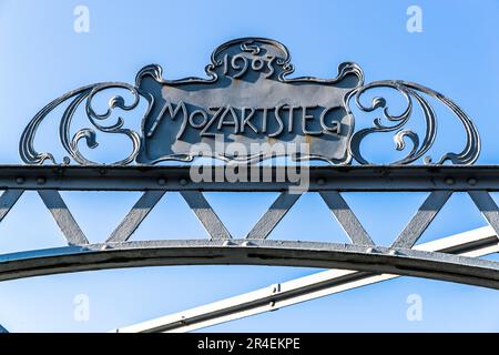 Dettaglio Mozartsteg, ponte in Art Nouveau per pedoni nel centro di Salisburgo. Il ponte fu costruito nel 1903 e finanziato privatamente dal Mozartstegverein. Fino al 1921 fu addebitato un pedaggio, poi la città di Salisburgo acquistò il ponte e lo aprì per pedoni e ciclisti a Salisburgo, in Austria Foto Stock