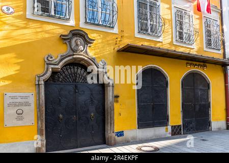 Casa natale di Mozart a Getreidegasse 9 a Salisburgo, Austria. Fino al 1994, il primo piano ospitava una gastronomia e diretto successore dell'"Alte Hagenauerische Specereywarenhandlung". Oggi la catena di supermercati SPAR fornisce ai turisti da tutto il mondo bevande e snack qui Foto Stock