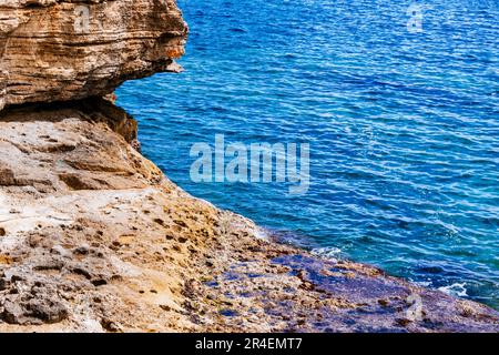 Le scogliere di Aguadú, Acantilados de Aguadú, sono alte circa 100 metri. Si tratta di un'area speciale di conservazione di enorme interesse ambientale Foto Stock