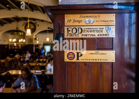 Stammtisch firma nella Stockhammer Hall della birreria Augustiner, fondata nel 1621. La taverna della birra è un'istituzione per la gente di Salisburgo. Uno Stammtisch (cracker-barrel) è composto da almeno 8 persone che si incontrano una volta al mese. Salisburgo, Austria Foto Stock