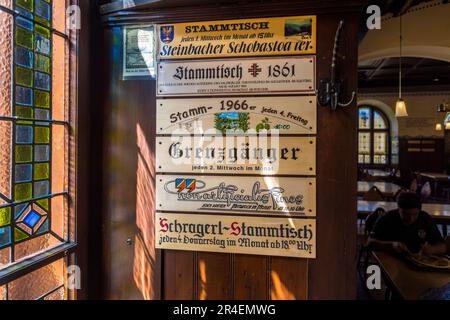 Stammtisch firma nella Stockhammer Hall della birreria Augustiner, fondata nel 1621. La taverna della birra è un'istituzione per la gente di Salisburgo. Uno Stammtisch (cracker-barrel) è composto da almeno 8 persone che si incontrano una volta al mese. Salisburgo, Austria Foto Stock