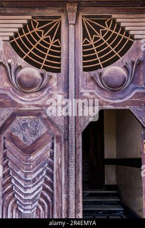 Dettaglio della porta d'ingresso. La Casa Rossa, conosciuta anche come edificio Rosso, è un edificio in stile Art Deco dell'ampliamento modernista della città spagnola Foto Stock