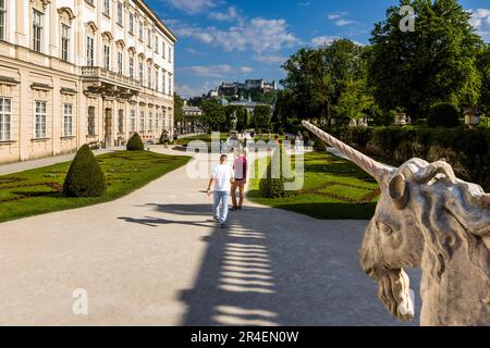 Palazzo Mirabell a Salisburgo. I turisti del cinema ballano sulle scene di "tutti insieme appassionatamente" sui gradini dell'unicorno di pietra. Il Mirabell Palace si trova in un parco noto con il 'Do-Re-mi' e molti unicorni del film tutti insieme appassionatamente. Salisburgo, Austria Foto Stock