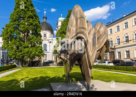 La scultura in bronzo Caldera è stata creata a Makartplatz nel centro storico di Salisburgo nel 2008 dall'artista visivo inglese Tony Cragg nell'ambito del Salzburg Art Project. L'invito della Fondazione di Salisburgo è stato accolto da artisti come Manfred Wakolbinger, Anselm Kiefer, Mario Merz, Marina Abramović, Markus Lüpertz, James Turrell, Stephan Balkenhol, Christian Boltanski, Jaume Plensa, Brigitte Kowanz, Erwin Wurm e Tony Cragg. Salisburgo, Austria Foto Stock