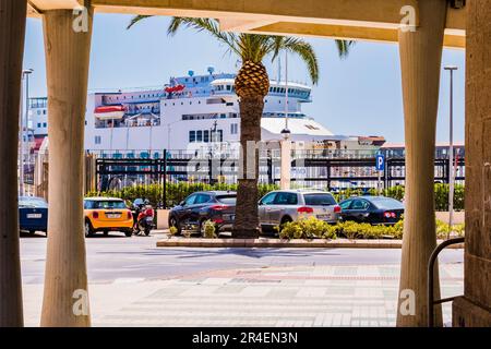 Traghetto ormeggiato al terminal passeggeri. Melilla, Ciudad Autónoma de Melilla, Spagna, África, UE Foto Stock