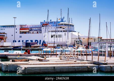 Traghetto ormeggiato al terminal passeggeri. Melilla, Ciudad Autónoma de Melilla, Spagna, África, UE Foto Stock