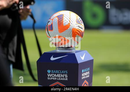 Londra, Regno Unito. 27th maggio, 2023. Chigwell Construction Stadium, Londra, Inghilterra, 27th 2023 maggio: Match Ball prima del gioco della Super League di donne fa tra West Ham United e Tottenham Hotspur al Chigwell Construction Stadium di Londra, Inghilterra il 27th 2023 maggio (Sean Chandler/SPP) Credit: SPP Sport Press Photo. /Alamy Live News Foto Stock