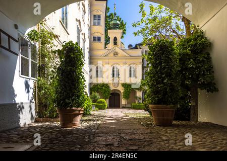 Cappella privata nel cortile della casa di Antretter a Mozartplatz 4 a Salisburgo, Austria. La cappella è di proprietà privata. L'edificio deve il suo nome 'Casa Antretter' a Johann Ernst von Antretter. Il cancelliere del paesaggio e l'assessore alla guerra di corte acquistarono la casa a Mozartplatz 4 nel 1765. I membri della famiglia Antretter erano anche buoni amici della famiglia Mozart Foto Stock