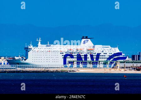 Traghetto GNV Atlas attraccato nel porto di Nador, Marocco, visto dal territorio spagnolo della città di Melilla. GNV ATLAS è una Ro-Ro/nave passeggeri che Foto Stock