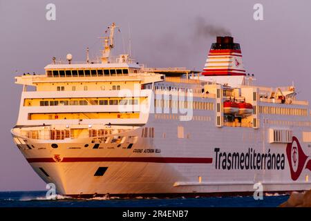 Traghetto 'Ciudad Autónoma de Melilla' della compagnia di Trasmediterranea che entra nel porto al tramonto. Melilla, Ciudad Autónoma de Melilla, Spagna, África, UE Foto Stock