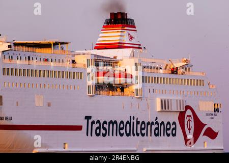 Traghetto 'Ciudad Autónoma de Melilla' della compagnia di Trasmediterranea che entra nel porto al tramonto. Melilla, Ciudad Autónoma de Melilla, Spagna, África, UE Foto Stock