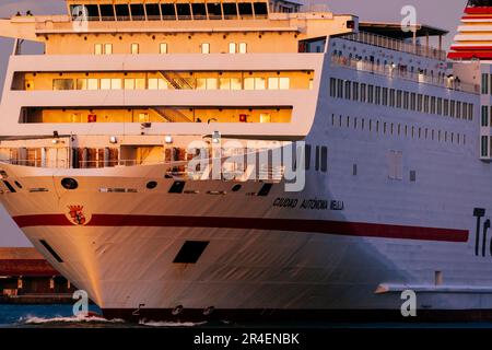 Traghetto 'Ciudad Autónoma de Melilla' della compagnia di Trasmediterranea che entra nel porto al tramonto. Melilla, Ciudad Autónoma de Melilla, Spagna, África, UE Foto Stock