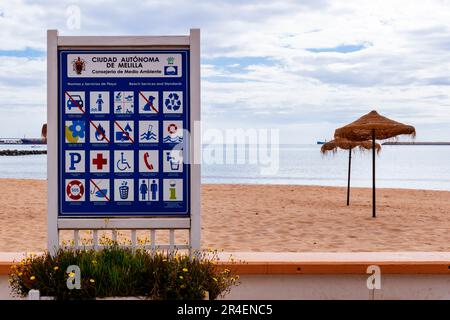 Pannello informazioni. Spiaggia la Hípica. Spiaggia Bandiera Blu. L'iconica Bandiera Blu è uno dei premi volontari più riconosciuti al mondo per le spiagge. Melilla, Foto Stock