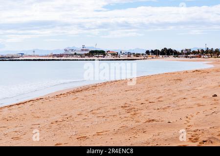 Spiaggia la Hípica. Spiaggia Bandiera Blu. L'iconica Bandiera Blu è uno dei premi volontari più riconosciuti al mondo per le spiagge. Melilla, Ciudad Autónoma de Foto Stock