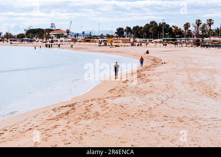 Spiaggia la Hípica. Spiaggia Bandiera Blu. L'iconica Bandiera Blu è uno dei premi volontari più riconosciuti al mondo per le spiagge. Melilla, Ciudad Autónoma de Foto Stock