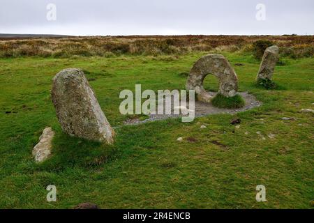 Uomini-un-Tol e mucche Foto Stock