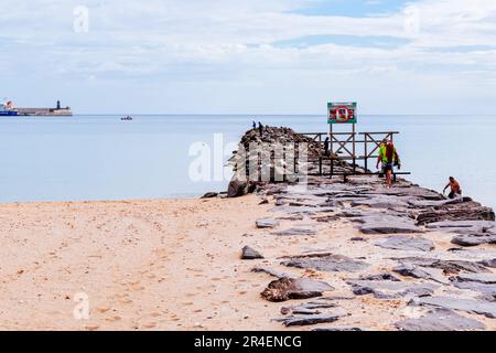 Spiaggia la Hípica. Spiaggia Bandiera Blu. L'iconica Bandiera Blu è uno dei premi volontari più riconosciuti al mondo per le spiagge. Melilla, Ciudad Autónoma de Foto Stock