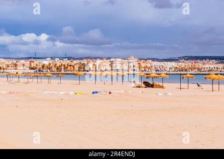 Spiaggia la Hípica. Spiaggia Bandiera Blu. L'iconica Bandiera Blu è uno dei premi volontari più riconosciuti al mondo per le spiagge. Melilla, Ciudad Autónoma de Foto Stock