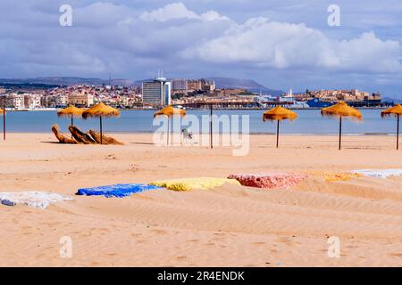 Spiaggia la Hípica. Spiaggia Bandiera Blu. L'iconica Bandiera Blu è uno dei premi volontari più riconosciuti al mondo per le spiagge. Melilla, Ciudad Autónoma de Foto Stock